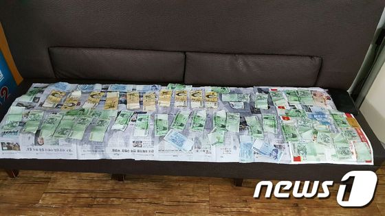 문해근 경사가 주워 말리고 있는 현금.(부산지방경찰청 제공)© News1