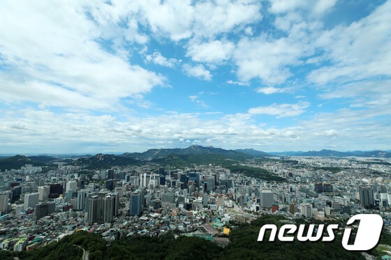서울 남산 N서울타워 전망대에서 바라본 도심/뉴스1 © News1 구윤성 기자