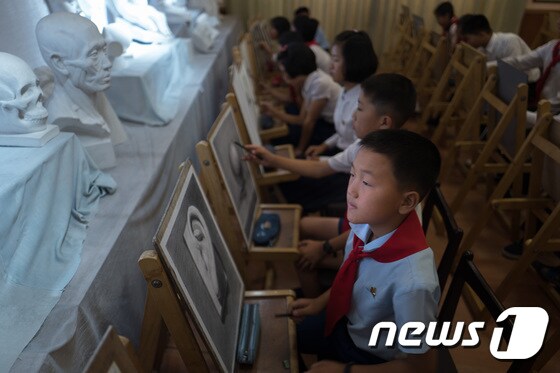 6일 오후 평양 만경대학생소년궁전에서 미술을 배우는 학생들이 조각상을 그리며 실습을 하고 있다. 2018.7.6/뉴스1 © News1 사진공동취재단