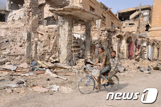 시리아 동부 데이르에조르 지역의 황폐화된 도시 <자료사진> © AFP=뉴스1<br /><br />