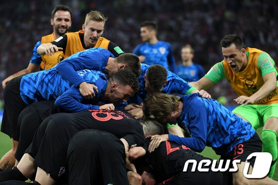 크로아티아 선수들이 8일(한국시간) 러시아 소치의 피시트 스타디움에서 열린 러시아와의 2018 국제축구연맹(FIFA) 러시아 월드컵 8강전에서 득점 후 기뻐하고 있다. © AFP=News1