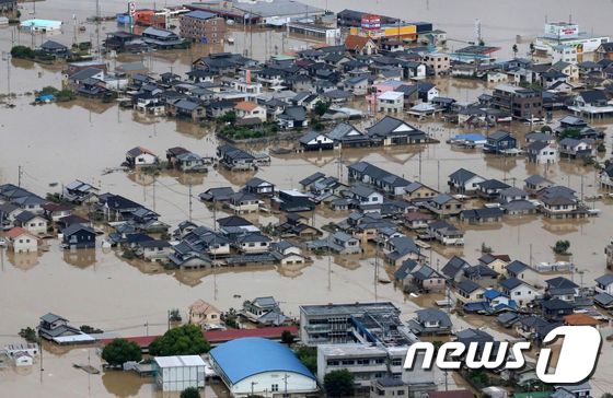 8일 (현지시간) 폭우가 쏟아진 일본 오카야마 현 구라시키의 주택들이 물에 잠겨 있다. © AFP=뉴스1 © News1 우동명 기자