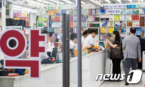 시민들이 서울시내 한 약국에서 처방받은 약을 구입하고 있다. (사진은 기사 내용과 관련이 없음.)/뉴스1 © News1 유승관 기자