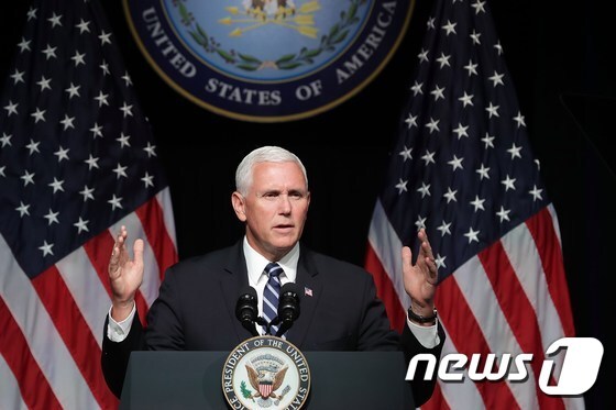 마이크 펜스 미국 부통령이 9일(현지시간) 국방부를 방문해 2020년까지 우주군을 창설한다는 트럼프 행정부의 구상을 발표하고 있다. © AFP=뉴스1