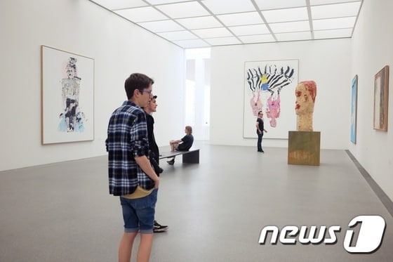 2층엔 피카소와 앤디 워홀을 비롯해 세계적인 거장들의 미술 작품을 만나볼 수 있다. © News1