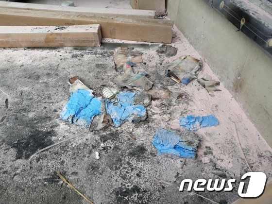11일 오전 9시59분쯤 충북 청주시 서원구의 한 택배회사에서 작업 중 물품상자에서 이황화탄소가 누출, 불이 났다. (청주서부소방서 제공) © News1