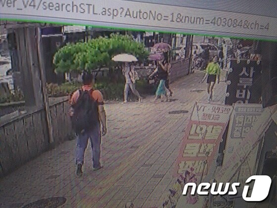 CCTV에 포착된 A씨의 모습.© News1
