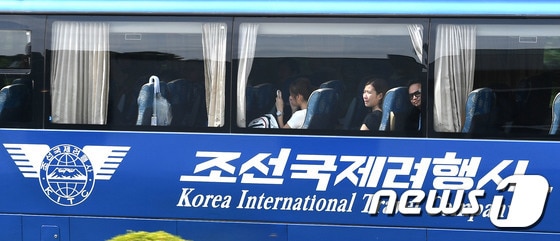 경기도 파주시 판문점 북측 통일각에서 포착된 북한의 관광버스가. 2018.8.13/뉴스1 © News1 사진공동취재단