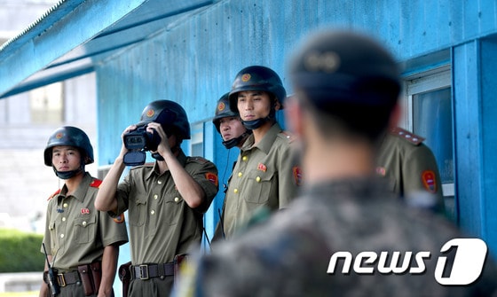 13일 경기도 파주시 판문점에서 북한 군인들이 경계근무를 서고 있다. 2018.8.13/뉴스1 © News1 사진공동취재단