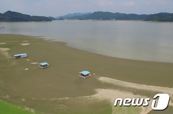 기록적인 폭염이 연일 계속된 지난 8월 13일 충남 예산군 예당저수지의 수위가 낮아져 낚시용 좌대가 저수지 바닥에 놓여있다. 2018.8.13/뉴스1 © News1 박세연 기자