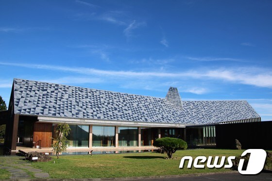  파란색, 회색, 흰색이 조화를 이루는 지붕© News1