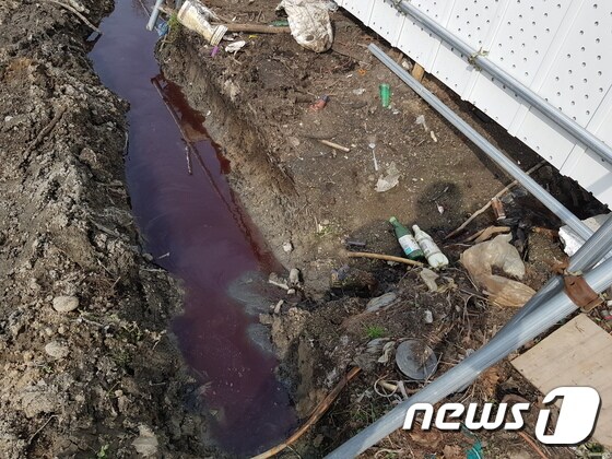 사업장 외부로 방류되는 폐수의 모습(서울시 제공) © News1 DB