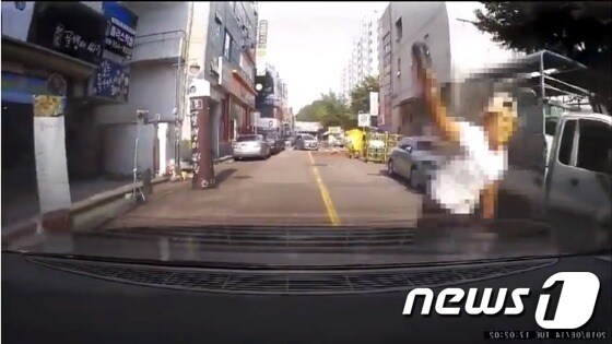 차 뒷유리에 유리병 던지는 남성(보배드림 게시영상 갈무리)© News1<br /><br />