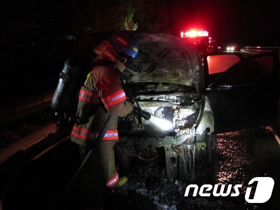 그랜저 차량 화재.(담양소방서 제공)/뉴스1 © News1