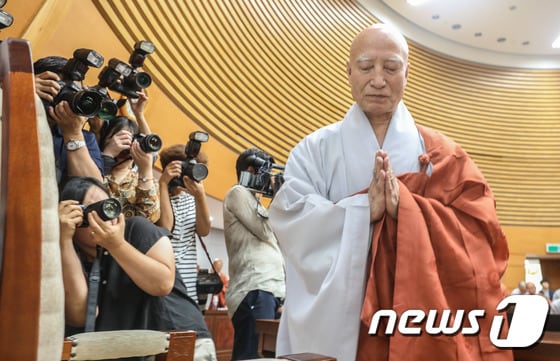 '총무원장 불신임 결의안'...합장한 설정 스님