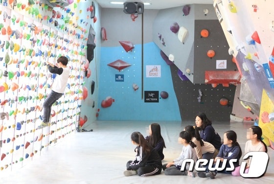 강서구 청소년 인공암벽 등반교실(강서구 제공)© News1