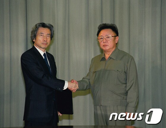 김정일 북한 국방위원장(오른쪽)이 지난 2002년 9월17일 평양에서 열린 고이즈미 준이치로 당시 일본 총리와의 정상회담을 계기로 '북일 평양선언'에 서명한 뒤 악수하고 있다. (우리민족끼리 캡처) © News1