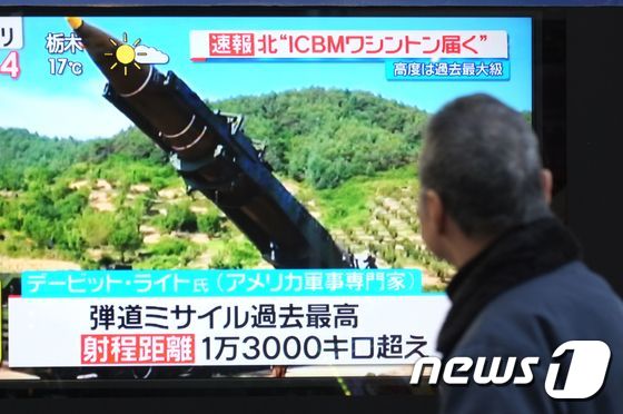 작년 11월29일 일본 도쿄 시내에서 한 시민이 북한의 탄도미사일 발사에 관한 보도를 시청하고 있다. © AFP=뉴스1