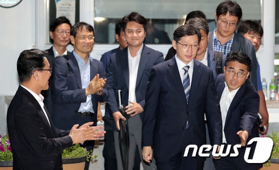 구치소 나서는 김경수 지사 '드루킹 특검 영장 기각'