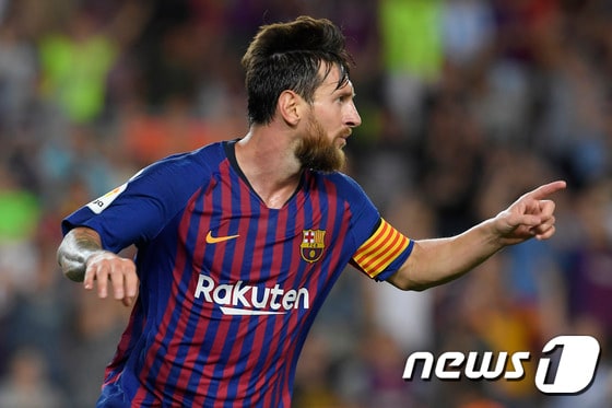 리오넬 메시가 19일(한국시간) 스페인 바르셀로나의 캄프 누에서 열린 데포르티보 알라베스와의 2018-19 스페인 프리메라리가 개막전에서 득점 후 세리머니를 하고 있다. © AFP=News1