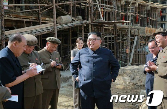 북한 김정은 국무위원장이 삼지연군 건설 현장 일대를 시찰했다고 19일 노동당 기관지 노동신문이 보도했다. 2018.08.19.© News1 (노동신문)