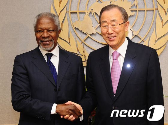 코피 아난 유엔 전 사무총장(왼쪽)과 반기문 유엔 전 사무총장. (자료사진) © AFP=뉴스1