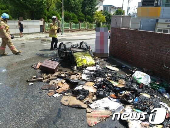 19일 낮 12시43분께 인천시 계양구 한 이면도로가에서 적재된 재활용 쓰레기에 불이 나 신고를 받고 출동한 소방대원이 진화작업을 벌였다.(계양소방서 제공)2018.8.19/뉴스1 © News1 