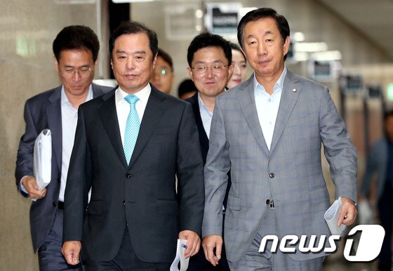 김병준 자유한국당 비상대책위원장(왼쪽)과 김성태 원내대표. 뉴스1 © News1 박정호 기자