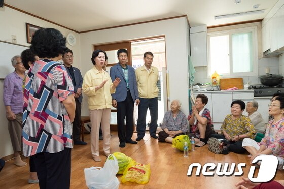 김수영 양천구청장이 2일 무더위쉼터를 찾아 주민들과 이야기를 나누고 있다. (양천구 제공). © News1
