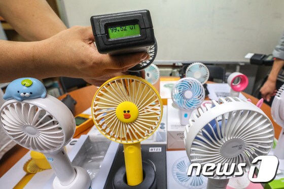 손선풍기의 전자파 측정이 진행되고 있다. 2018.8.20/뉴스1 © News1 성동훈 기자