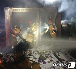 컨테이너가 불에 탄 모습(충남소방본부 제공)© News1