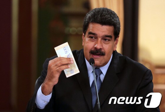 니콜라스 마두르 베네수엘라 대통령이 액면가가 절하된 새로운 통화를 소개하고 있다. © AFP=뉴스1
