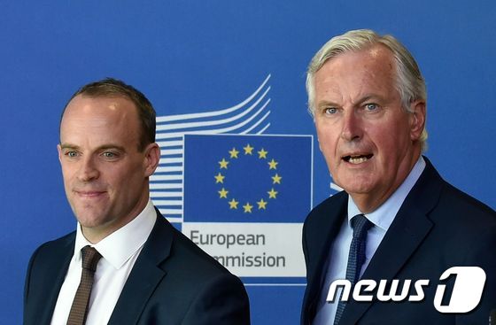 EU 측 브렉시트 협상을 이끄는 미셸 바르니에 수석대표와 도미닉 라브 영국 브렉시트 장관 © AFP=뉴스1
