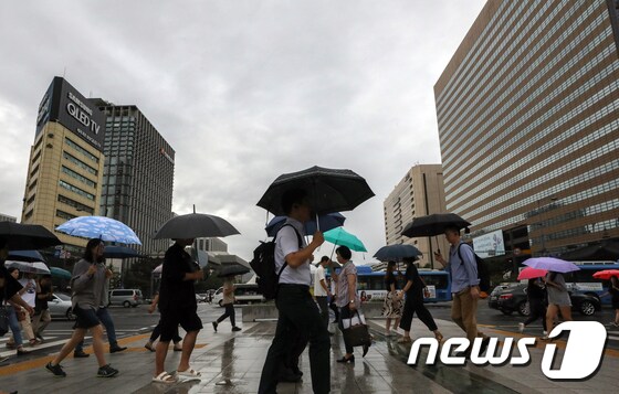 서울 광화문 사거리에서 우산을 쓴 시민들이 출근길을 서두르고 있다. 2018.8.24/뉴스1 © News1 허경 기자