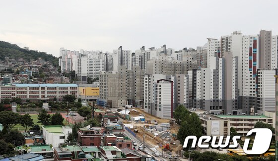 서울 동작구의 한 아파트 건설 현장과 일대의 모습(뉴스1DB) © News1 이승배 기자