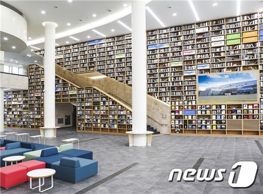 울산도서관 메인로비의 대형 벽면서가.© News1