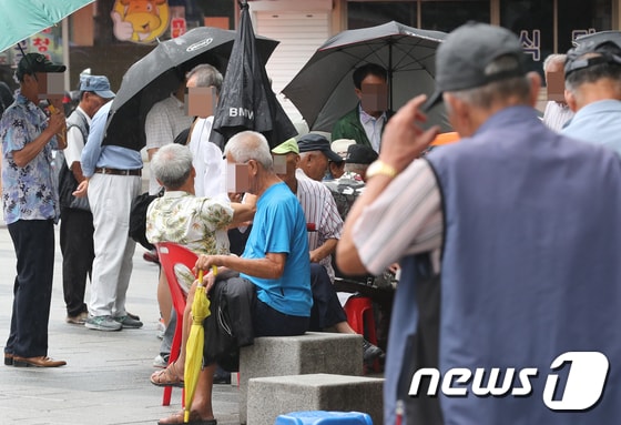서울 종로구 탑공공원에서 노인들이 휴식을 취하고 있다. © News1 송원영 기자