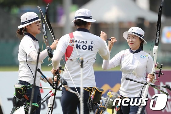 27일 오전 인도네시아 자카르타 겔로라 붕 카르노(GBK) 양궁장에서 열린 2018 자카르타·팔렘방 아시안게임 양궁 여자 리커브 단체전 결승전에서 이은경, 강채영, 장혜진이 하이파이브를 나누고 있다. 한국 여자 양궁은 대만을 꺾고 금메달을 차지하며 아시안게임 단체전 6연패에 성공했다.2018.8.27/뉴스1 © News1 임세영 기자