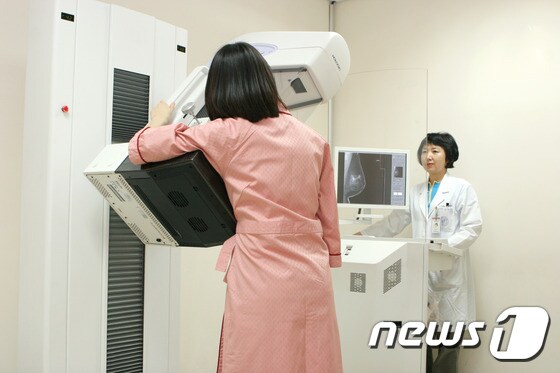 임신성유방암 검사를 받고 있는 젊은 여성.© News1