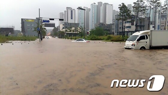 대전지역에 시간당 60mm가 넘는 폭우가 쏟아지며 호우경보가 내려진 28일 오전 대전시 유성구 전민동 일대가 빗물에 잠겨 있다.(독자 제공)2018.8.28/뉴스1 © News1 장수영