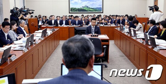 국회 환경노동위원회 전체회의 모습. 뉴스1 © News1 박정호 기자