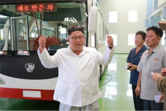 김정은 북한 국무위원장이 새 모델의 무궤도전차(트롤리버스)와 궤도전차 공장을 시찰하고 낡은 대중교통 문제 해결 전망이 보인다며 만족했다.2018.08.04(노동신문)© News1