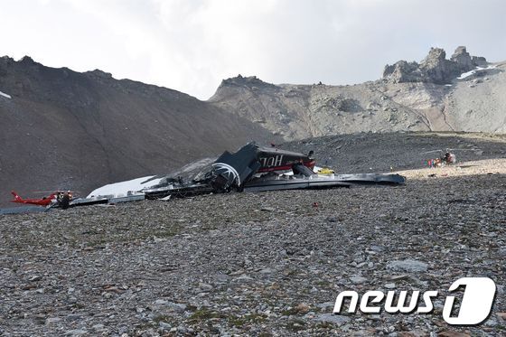 4일(현지시간) 스위스 알프스 산맥에 추락한 항공기. © AFP=뉴스1