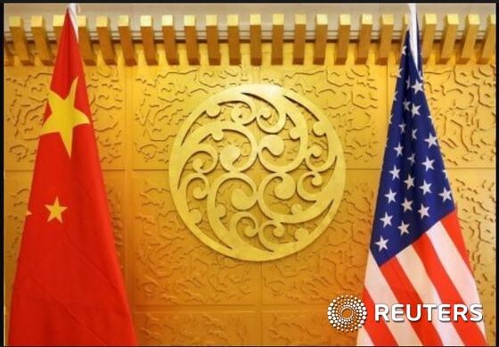 미국의 성조기(좌)와 중국의 오성홍기. © 로이터=뉴스1