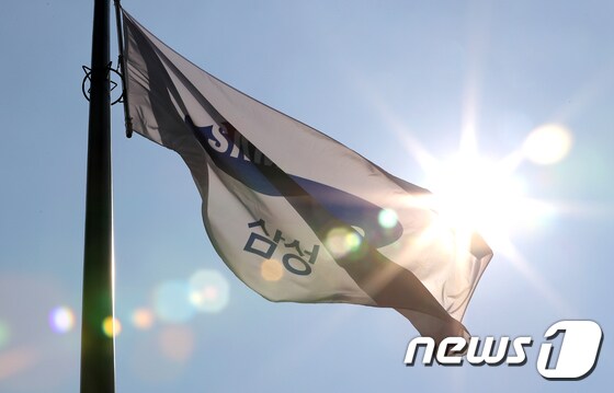 서울 서초구 삼성전자 서초사옥의 삼성 깃발. © News1 구윤성 기자
