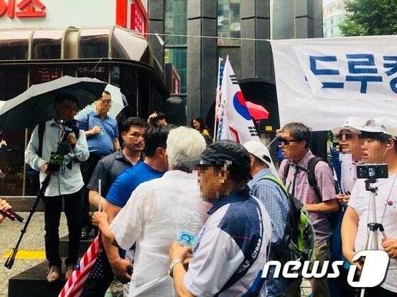 김경수 경남도지사 지지자와 보수단체 회원들이 9일 서울 서초구 특검 사무실 앞에서 몸싸움을 벌이고 있다. © News1