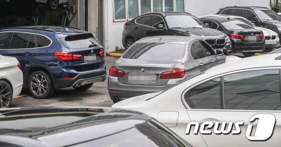 지난 9일 서울 시내의 한 BMW 서비스센터가 리콜 점검을 받으려는 차량들로 붐비고 있다. 2018.8.9/뉴스1 © News1 성동훈 기자