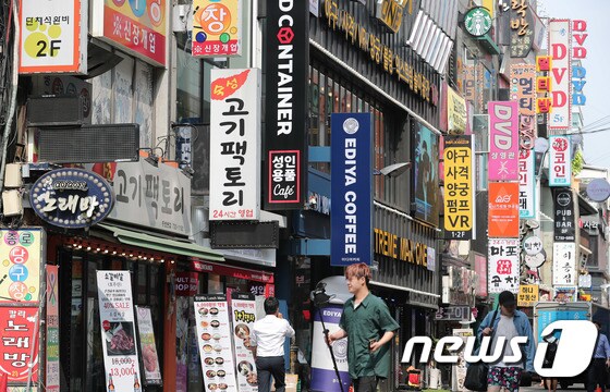지난해 8월9일 오후 서울 시내의 한 번화가에서 시민들이 발걸음을 옮기고 있다. 2018.8.9/뉴스1 © News1 이재명 기자