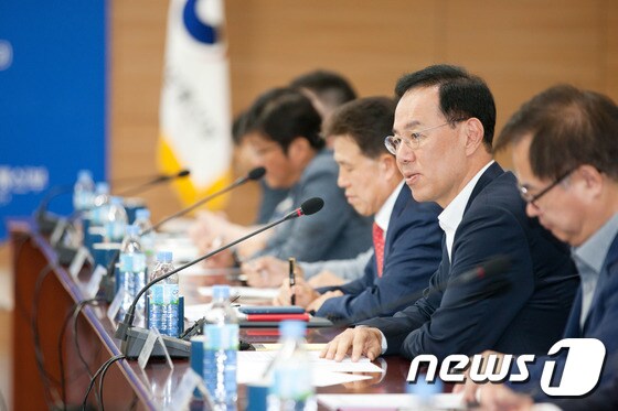 민원기 과학기술정보통신부 2차관이 5G정핵협의회 구성원들과 함께 회의를 진행하고 있다(과학기술정보통신부 제공) © News1 강은성 기자