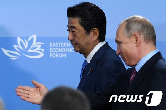 아베 신조 일본 총리(왼쪽)와 블라디미르 푸틴 러시아 대통령(오른쪽).  © AFP=뉴스1
